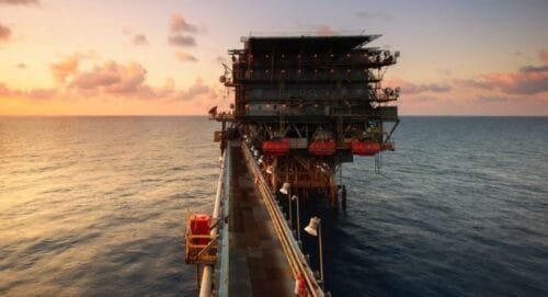 Precio del petróleo cierra en números negativos por primera vez