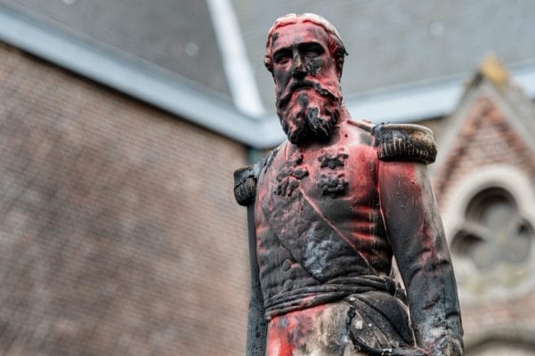 La estatua del rey Leopoldo II sufrió graves daños luego de las protestas en Bélgica contra el racismo.