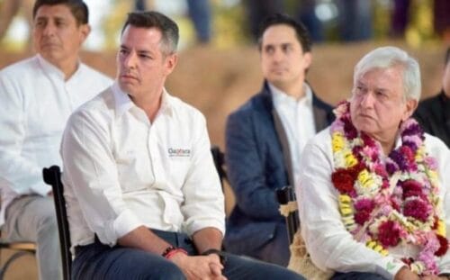 Alejandro Murat y Andrés Manuel López Obrador escuchando las rechiflas al gobernador.