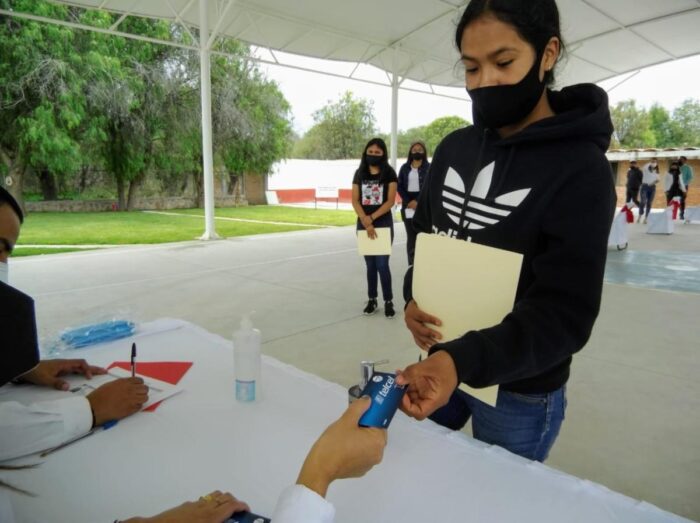 Entrega-gobierno-estatal-tarjetas-de-internet-a-estudiantes-de-seis-municipios-1