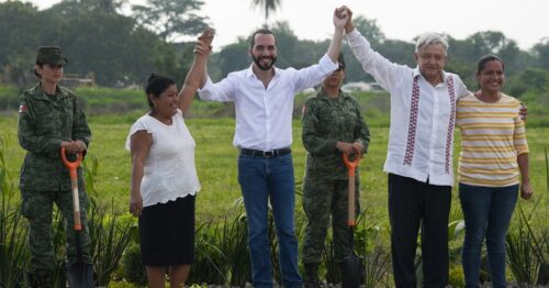 TAPACHULA, CHIAPAS, 20JUNIO2019.- Andrés Manuel López Obrador, Presidente de México, y Nayib Bukele, presidente de El Salvador, presentaron el Plan de Desarrollo para Centroamérica, ambos mandatarios trataron los remas de migración y política social, para detener el flujo de personas que abandonan el país para ir a Estados Unidos. El Jefe del Ejecutivo azteca anunció que se invertirán 30 millones de dólares para arrancar con el plan, recursos que se utilizarán para el programa "Sembrando Vida" en El Salvador. FOTO: ISABEL MATEOS /CUARTOSCURO.COM