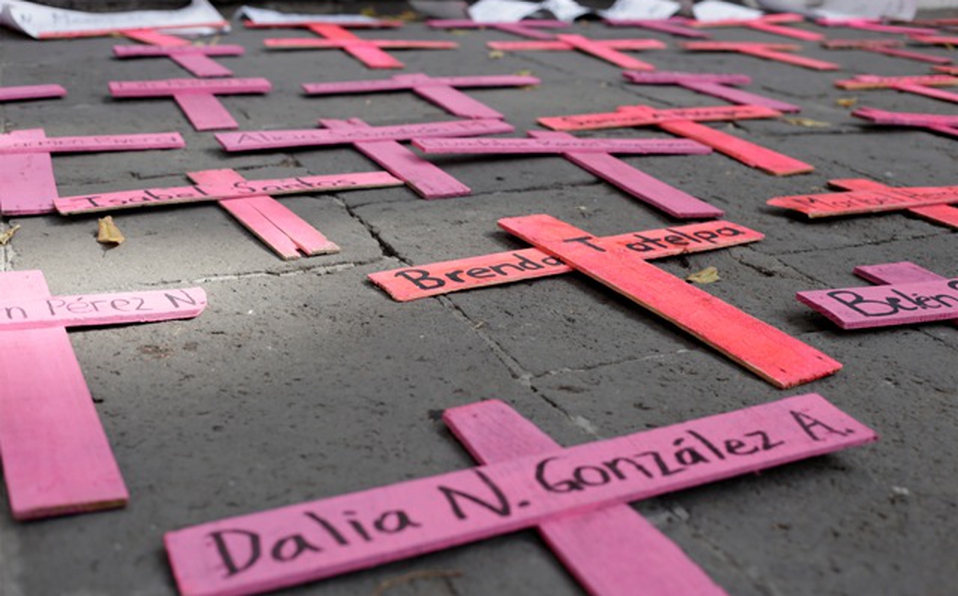 cruces-rosas-recordar-mujeres-victimas