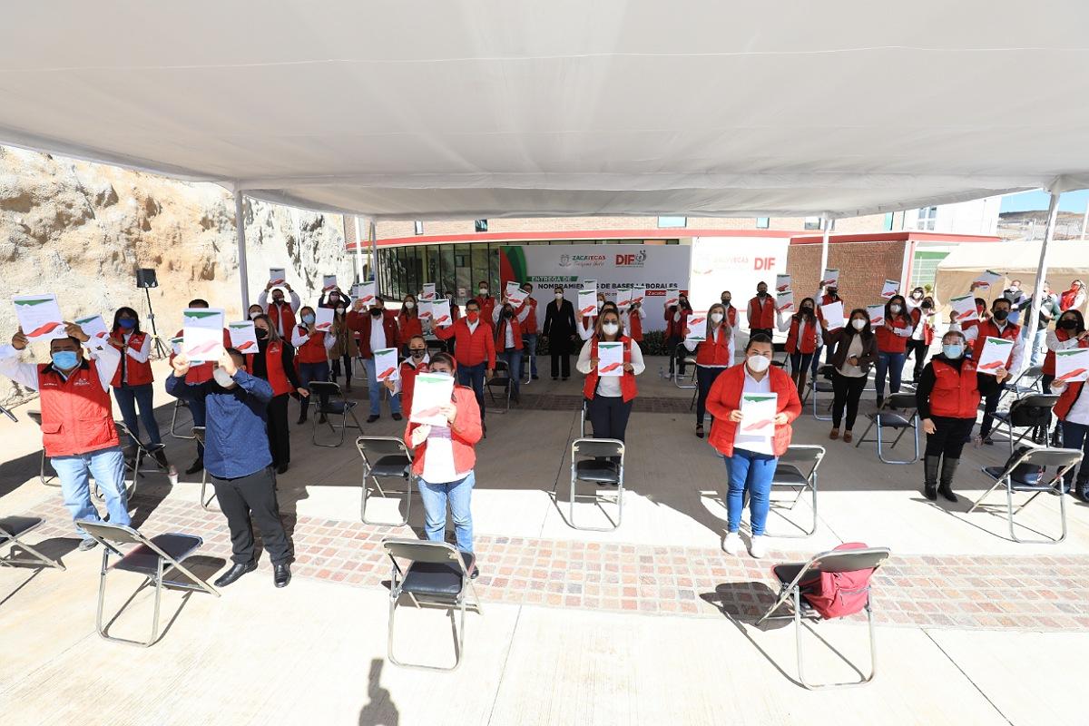 A-nombre-del-Gobernador-entrega-Cristina-Rodriguez-bases-a-personal-del-SEDIF-4