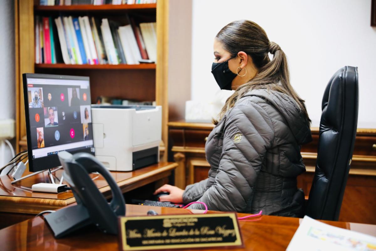 Entregan-118-bases-y-16-promociones-a-personal-de-Apoyo-y-Asistencia-a-la-Educacion-0