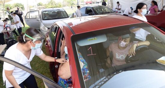 Sede de vacunación en auto en Bosques de Saloya (22)