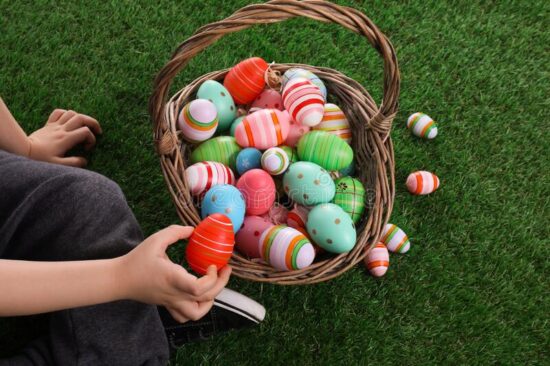 niño-pequeño-con-canasta-llena-de-huevos-pascua-teñidos-en-verde-hierba-primer-plano-sobre-213461715