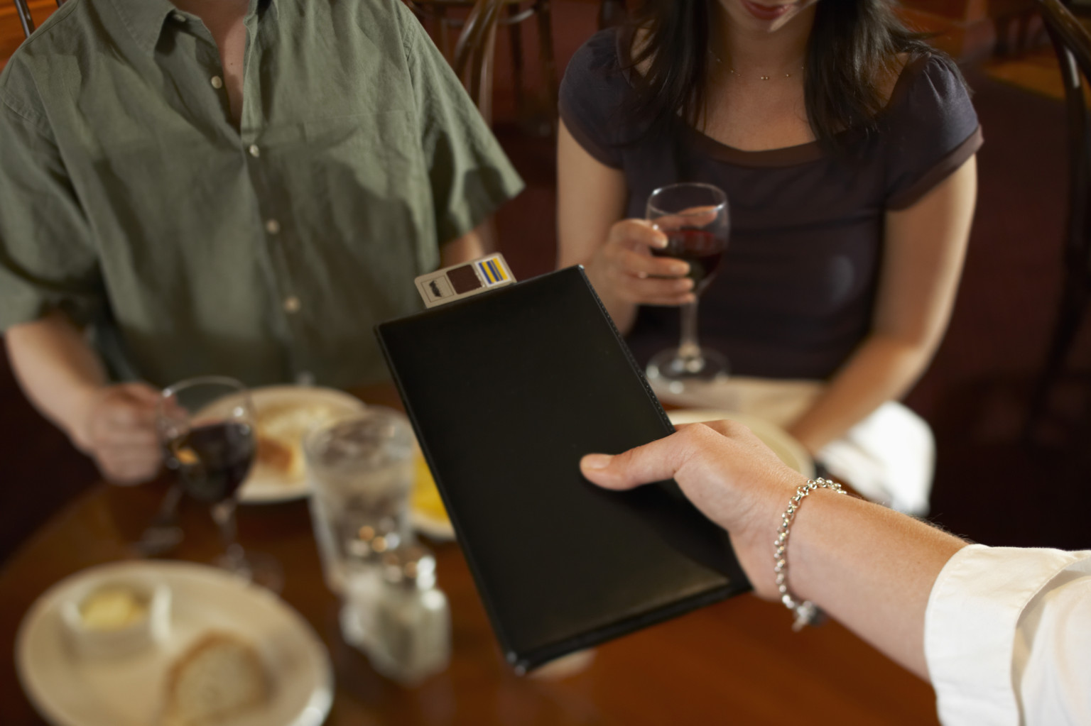 o-COUPLE-RESTAURANT-BILL-facebook