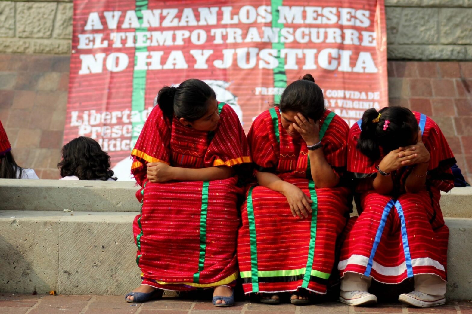 OAXACA, OAXACA, 30MAYO2011.- Integrantes del Movimiento Unificador de Lucha Triqui (MULT) marcharon por las principales calles de la ciudad de Oaxaca, exigiendo justicia por el asesinato de su líder, Heriberto Pazos Ortiz quien fuera ultimado el pasado mes de septiembre, junto con los mixtecos marcharon familiares de Gabriel Alberto Cruz Sánchez y Edmundo Andrés Reyes Amaya, integrantes del EPR desaparecidos el 25 del 2007.FOTO: ARTURO PEREZ ALFONSO/CUARTOSCURO.COM
